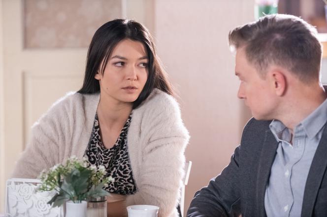 Na Wspólnej odc. 3011. Igor (Kuba Wesołowski), Lin (Mayu Gralińska Sakai)