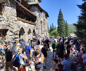 Najazd turystów na Tatry. Popularne szlaki przeżywają prawdziwe oblężenie