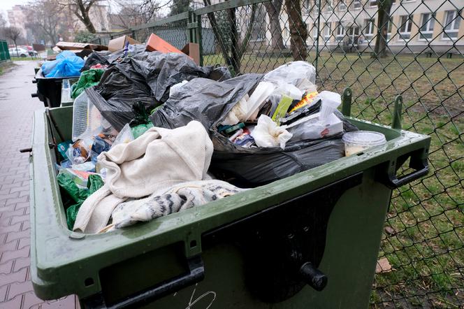 Warszawa: Miasto dopłaci do śmieci! Ale trzeba spełnić warunek