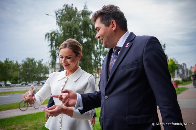 Marta Nawrocka zdała szyku w żakiecie zapinanym na złote guziki! Wyruszyła z pierwszą wizytą jako prezydentowa 