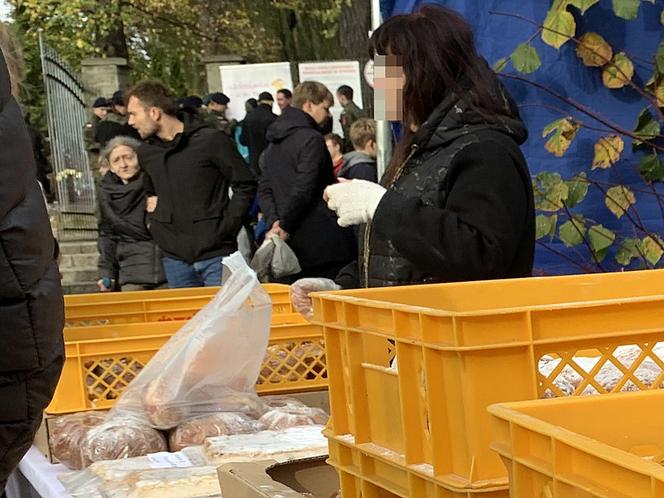 Handel przed cmentarzem. Kupić można pączki, ciasto i cukierki