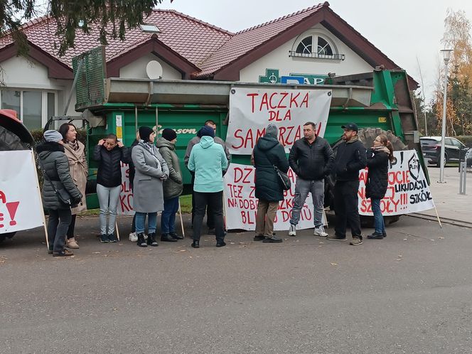 Protest pod Urzędem Gminy w Grucie