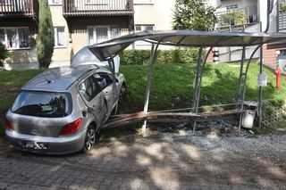 Niebezpieczne zdarzenie w Gostyniu. Samochód staranował latarnię i przystanek autobusowy
