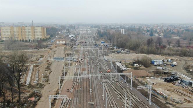 Ełk, widok na nowe tory oraz w głębi budowę wiaduktu i mostu