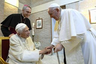 Papież Franciszek pojechał do Benedykta XVI. Udzielił mu ostatniego namaszczenia? Łączymy się w modlitwie