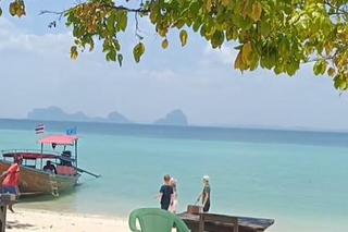 Rodzina pięcioraczków nurkuje w Tajlandii 