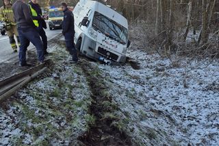 Dwa samochody wypadły z drogi koło Wojnowic niedaleko Leszna