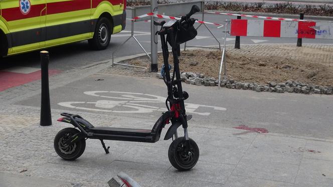 Staranował hulajnogę, uciekł i wrócił. Wypadek w samym centrum Warszawy 