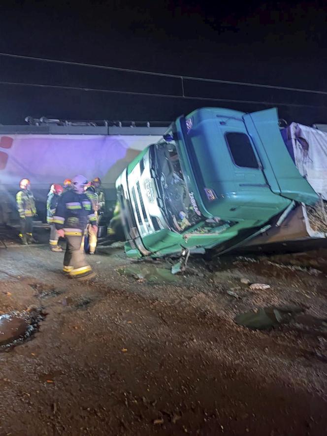 Łódź. Wypadek na przejeździe kolejowym. Tir zderzył się z pociągiem towarowym [ZDJĘCIA].