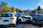 Karambol z udziałem autobusu miejskiego na skrzyżowaniu Popiełuszki i Maratońskiej w Łodzi. Są ranni