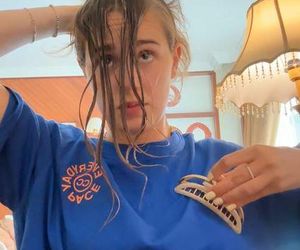 Wiktoria Gąsiewska tonuje włosy