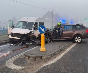 Wypadek na DK44 w w Tychach. Samochód osobowy zderzył się czołowo z busem