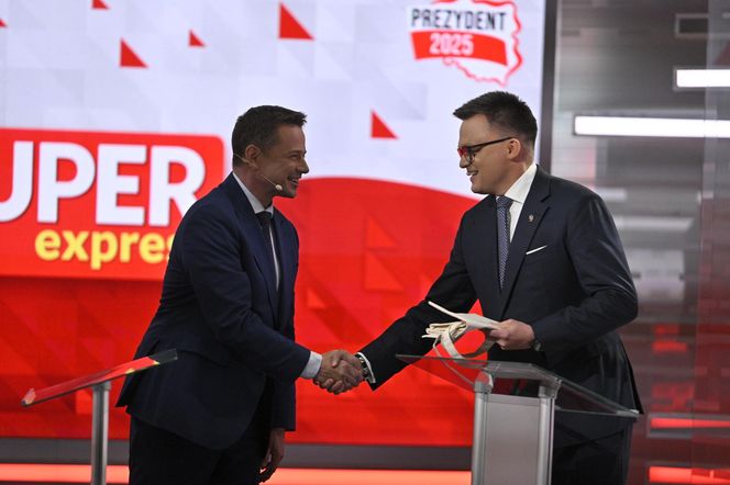 Zaskakujący gest podczas debaty "Super Expressu"! Szymon Hołownia wręczył prezent rywalowi