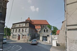 Najdalej na północ wysunięte miasto na Dolnym śląsku. Dawne mury obronne wciąż tu istnieją 