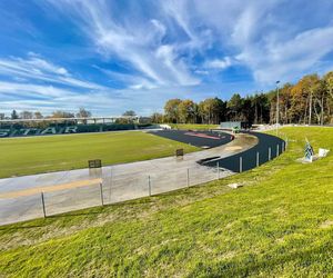 Remont starachowickiego stadionu trwa. Na plac budowy dotarły słupy oświetleniowe