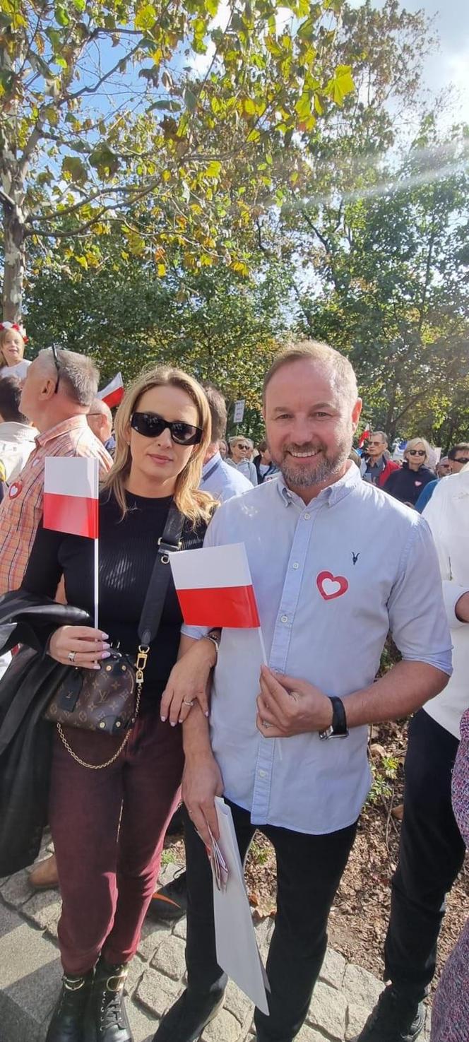 Ruszył Marsz Miliona Serc! Ogromne tłumy Polaków na ulicach Warszawy [ZDJĘCIA]