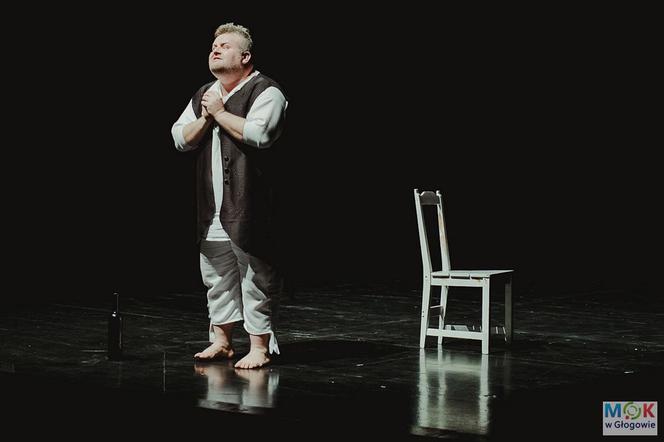 B. Adamczak na scenie podczas swojego monodramu
fot. Miejski Ośrodek Kultury w Głogowie