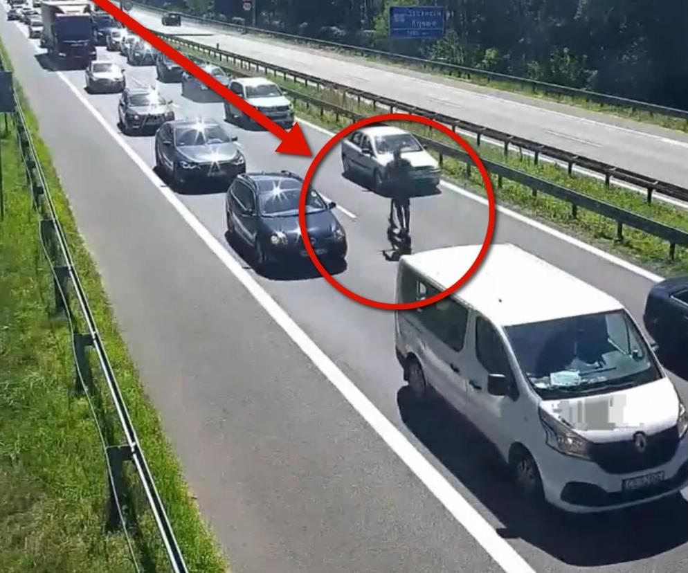 Jechał hulajnogą po autostradzie. Tak wyglądały jego wyczyny