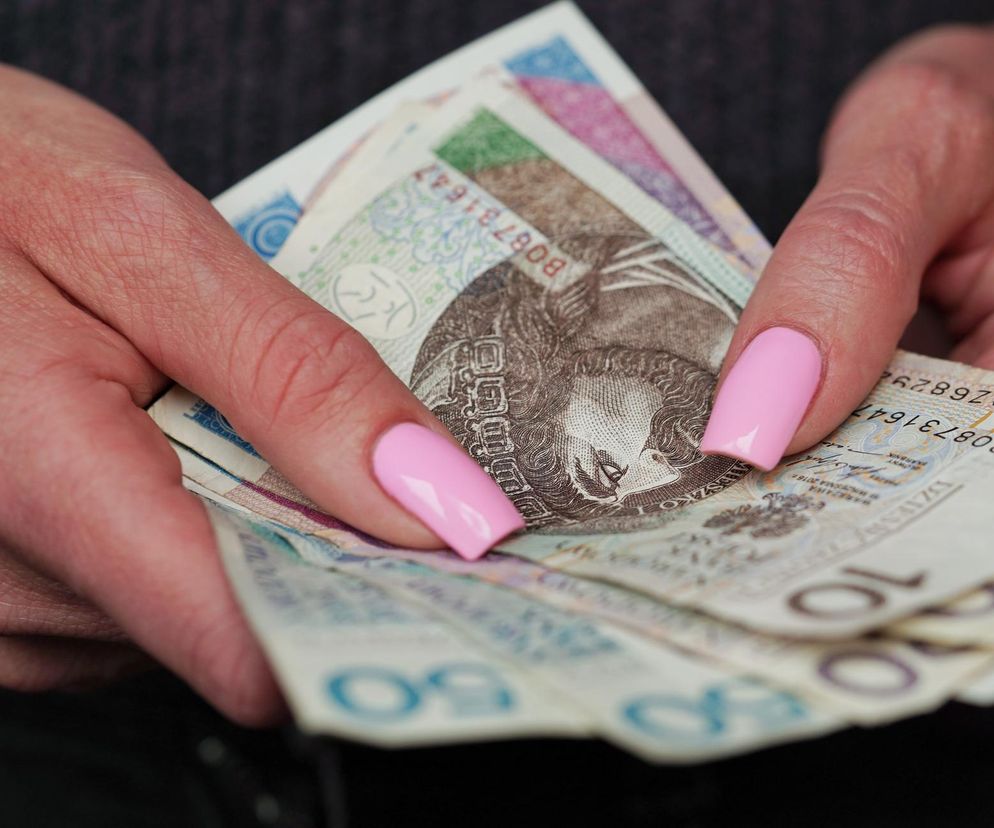 2333 zł miesięcznie dla każdego Polaka. Koniec 800+ i zasiłków? Oto szczegóły rewolucji