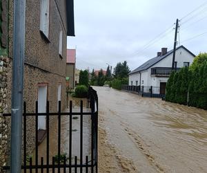 Zagrożenie powodziowe. Głuchołazy. Woda przelała się przez wały. Zalewa miasto