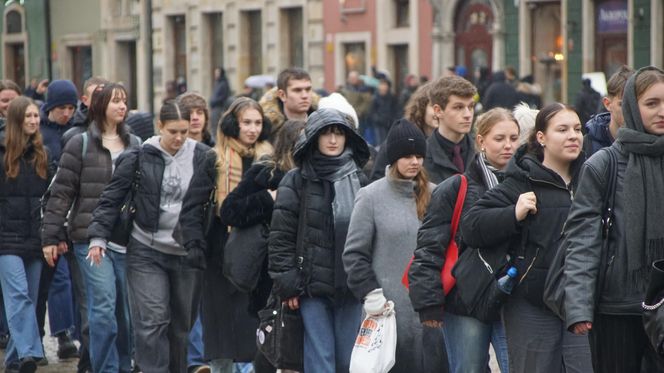 Polonez dla Fredry 2025 we Wrocławiu. Maturzyści zatańczyli na Rynku [ZDJĘCIA]