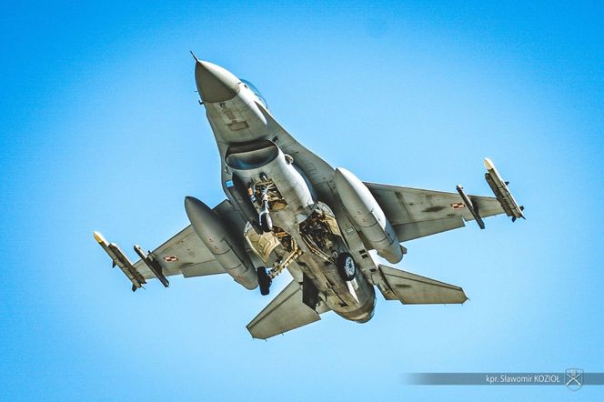 F-16 ląduje na Route 604