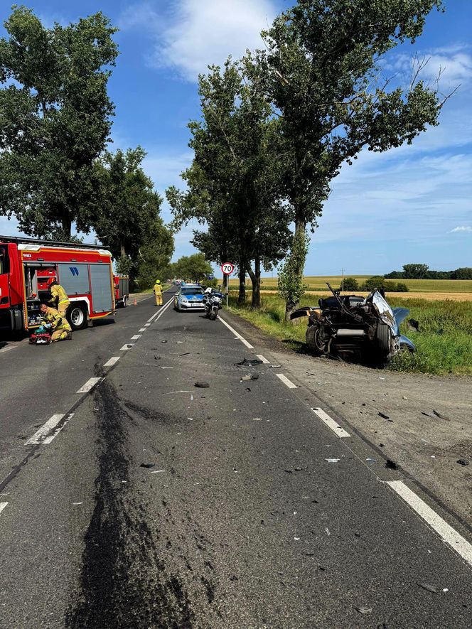 Groźny wypadek na DW 416. Błąd 20-latka doprowadził do zderzenia. Trzy osoby w szpitalu