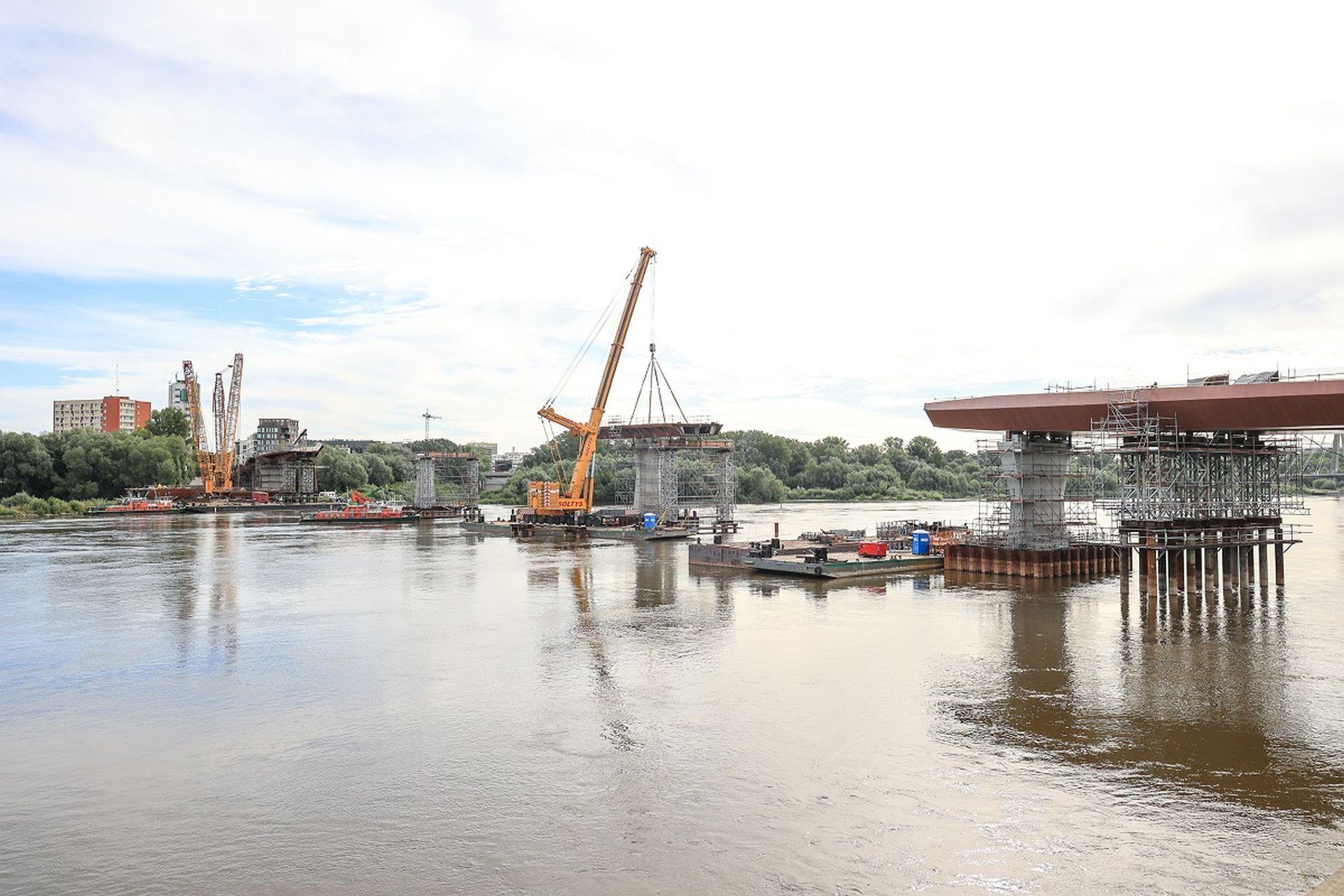Kładka przez Wisłę w Warszawie: montaż ustroju nośnego