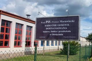 Kontrowersyjne billboardy w Oświęcimiu. Prezydent miasta oskarżył PiS i premiera Morawieckiego