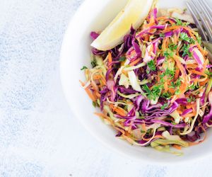 Coleslaw inaczej: przepis na surówkę z białej i czerwonej kapusty