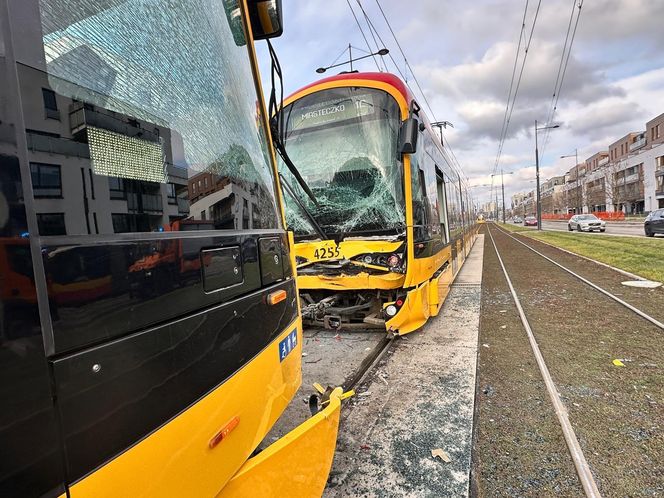 Zderzenie dwóch tramwajów w Warszawie. Wiele osób rannych