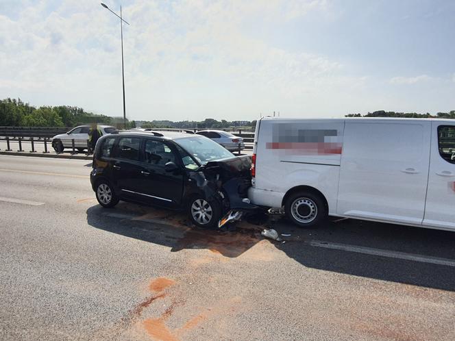 Karambol na Moście Łazienkowskim! Dwie osoby trafiły do szpitala, gigantyczny korek do centrum