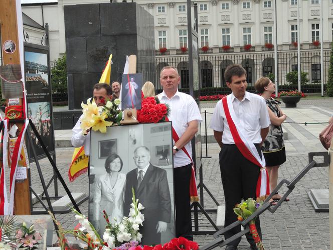 Obrońcy krzyża przed Pałacem Prezydenckim