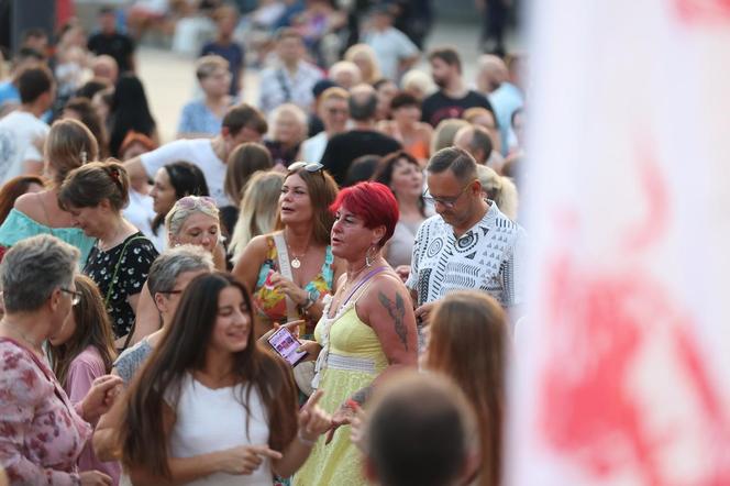 Potańcówka pod Teatrem Śląskim w Katowicach. Tłumy wręcz oszalały ZDJĘCIA