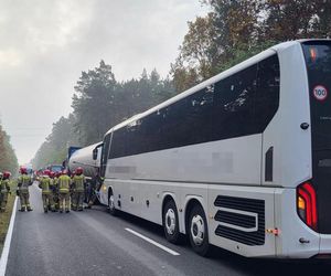 Wypadek na DK 10 pod Piłą. Autobus z dziećmi uderzył w cysternę