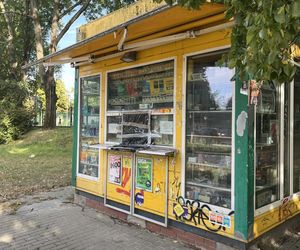 22-latek włamał się do kiosku. Nagrała go kobieta myjąca okna