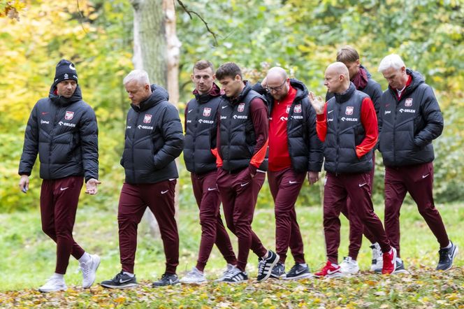 Reprezentacja zmokła na spacerze. Lewandowski się krył przed deszczem