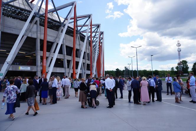 Kongres Świadków Jehowy Białystok 2024. Tłumy wiernych na Stadionie Miejskim