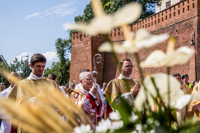 Procesja Bożego Ciała w Krakowie. Tłumy na ulicach miasta 