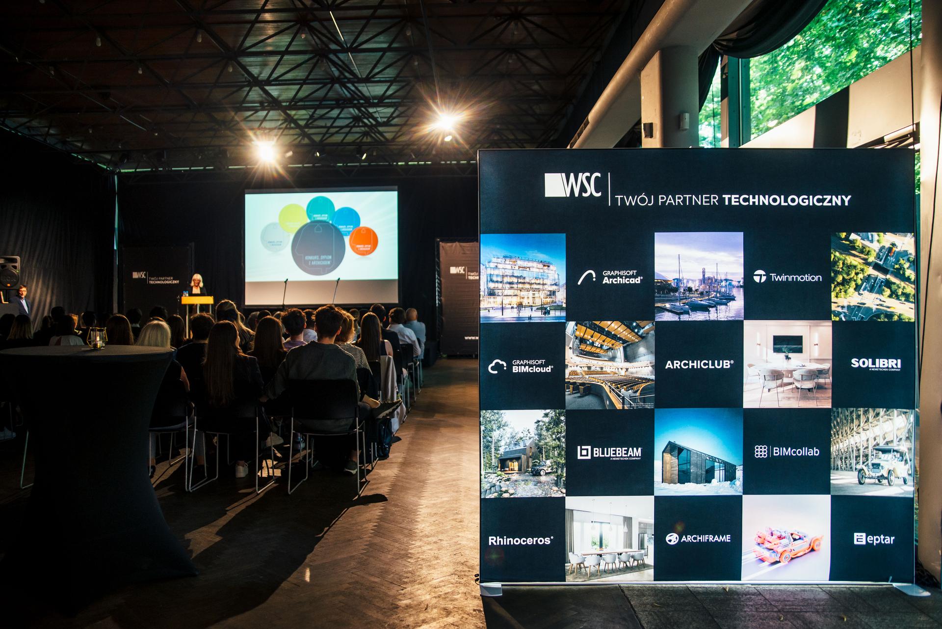 Gala finalowa konkursu Dyplom z Archicadem. Na scenie Iwona Szymanik 