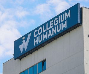 Protest pod Collegium Humanum. Studenci czekają na dyplomy