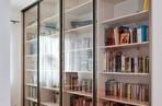 Biblioteka z szklanymi frontami w nowoczesnym wnętrzu
