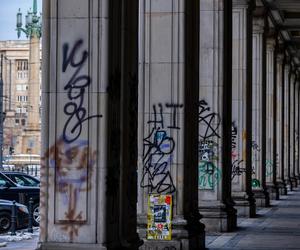 Pokryte graffiti ulice w centrum Warszawy