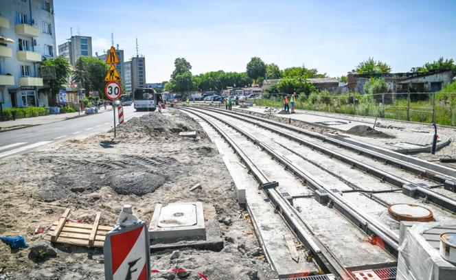 Budowa linii tramwajowej na JAR na półmetku. Tak wyglądają prace w Toruniu