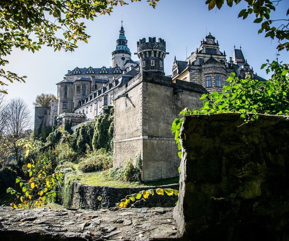 Ten zamek wygląda jak z filmu fantasy.  Leży tuż przy granicy z Polską 