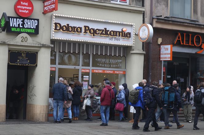 Katowice oblegane przez pączkożerców. W centrum gigantyczne kolejki