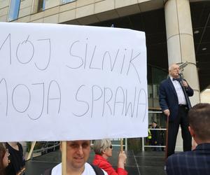 Protest przeciwko zakazowi sprzedazy aut spalinowych