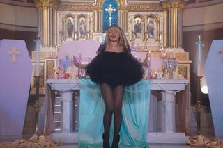 Sabrina Carpenter Feather