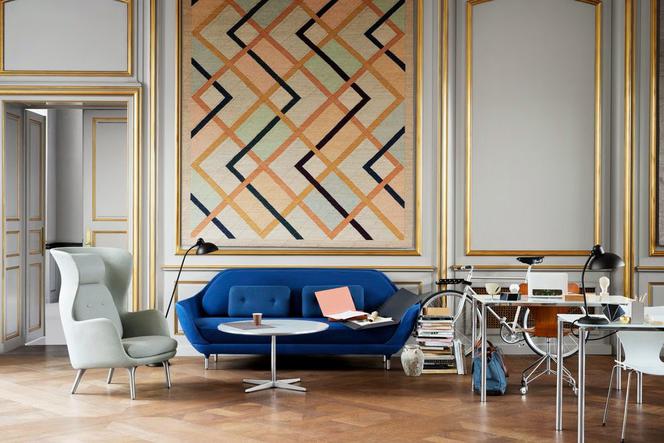 Kobaltowa sofa z twardym wypełnieniem