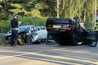 Potworna czołówka pod Legionowem. Roztrzaskane auto dachowało, są ranni